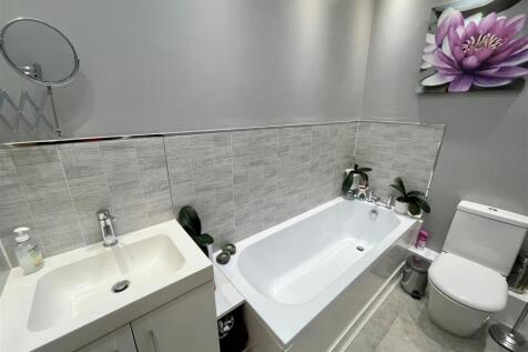 10.Bathroom.jpg