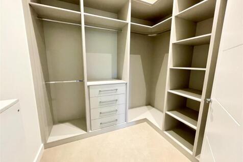8. Walk in Wardrobe.jpg