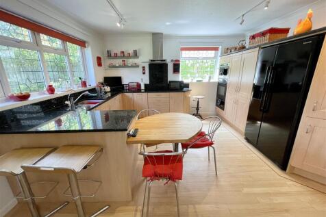 2. kitchen.jpg
