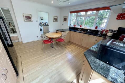 3. kitchen2.jpg