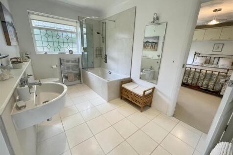 8. ensuite b1.jpg