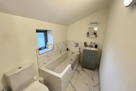 7. Ensuite 1.jpg