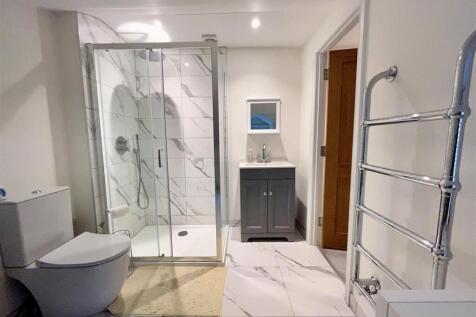 10. Ensuite 2.jpg