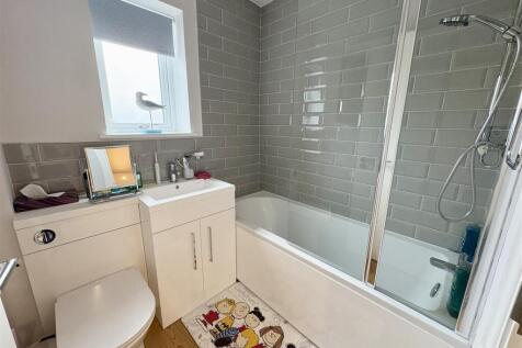 10. BATHROOM.jpg