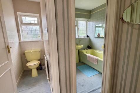 9. bathroom wc.jpg