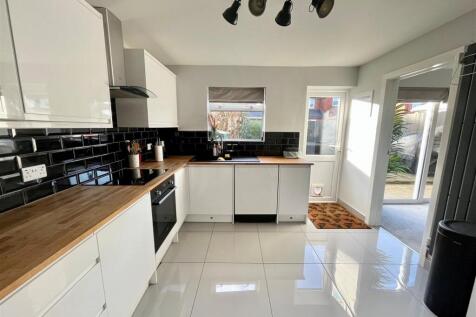 2. Kitchen alt.jpg