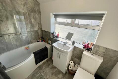 9. Bathroom.jpg