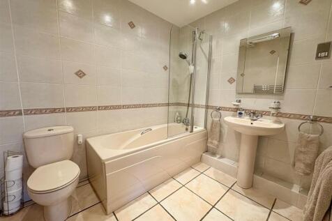 10. Bathroom.jpg