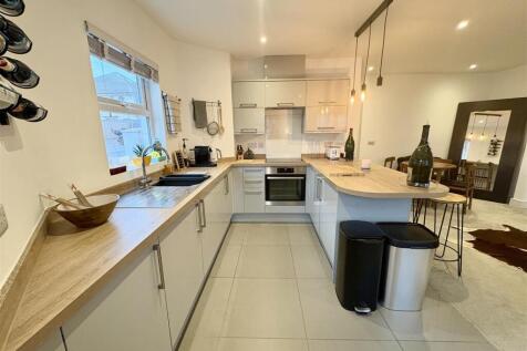 3. kitchen2.jpg