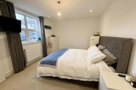 7. bed1b.jpg