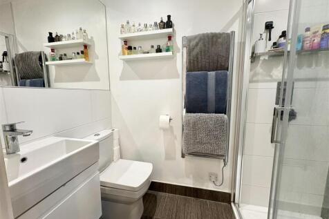 8. ensuite.jpg