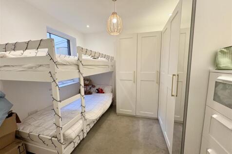 9. bed2.jpg