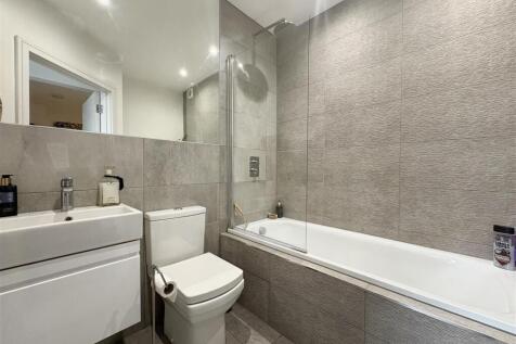 10. bathroom.jpg