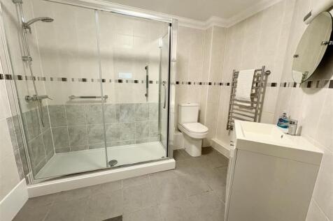10. SHOWER ROOM.jpg