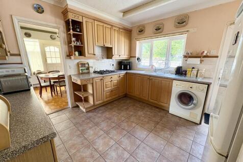 2. kitchen.jpg