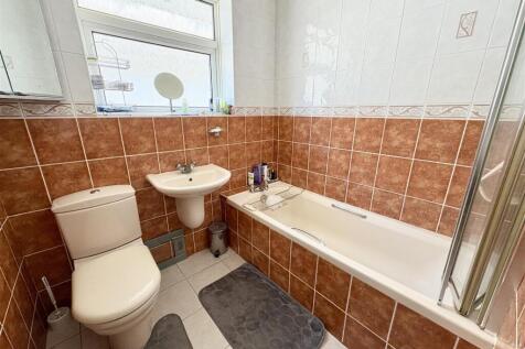 8. bathroom.jpg