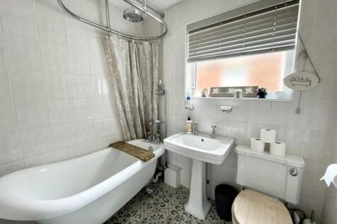 7. bathroom.jpg