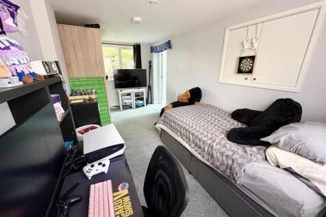 8. bed2b.jpg