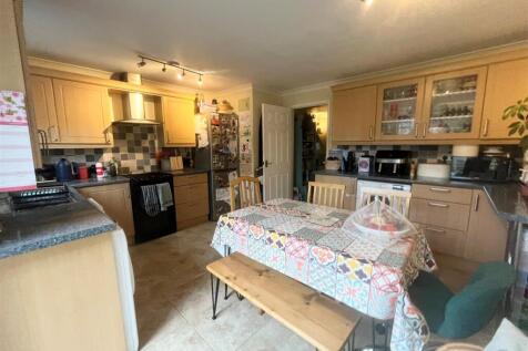 Kitchen 2.jpg