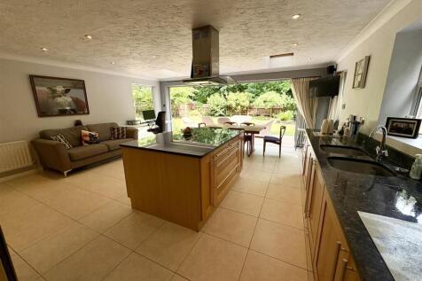 2. kitchen2.jpg
