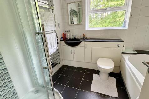 ensuite.jpg