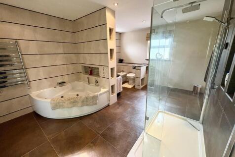 9. bathroom.jpg