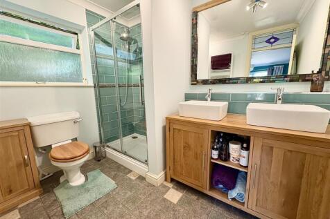 ensuite.jpg