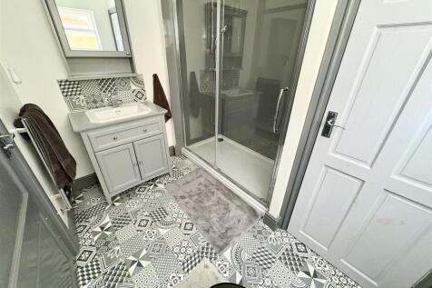 shower rm.jpg