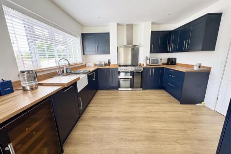2. kitchen.jpg