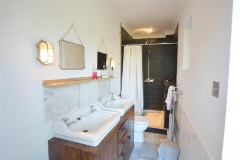 Ensuite.JPG