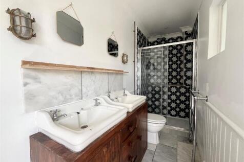 Ensuite 1.jpg