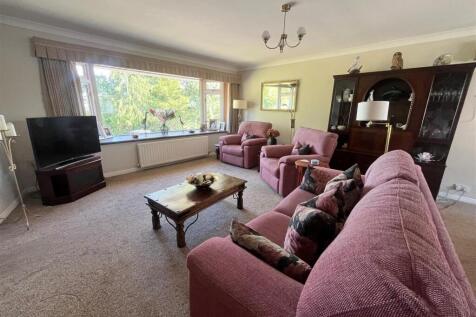5. Living room 1.jpg