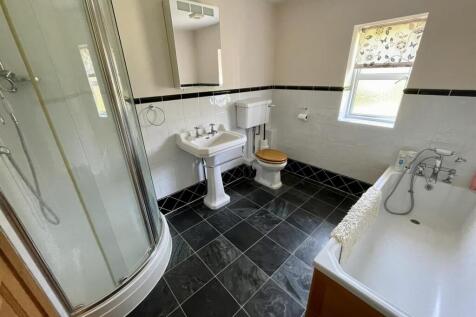 10. bathroom.JPEG