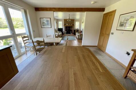 kitchen to lounge.JPEG