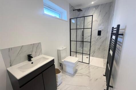 6. Ensuite.jpg