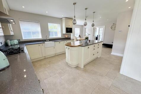 2. kitchen2.jpg
