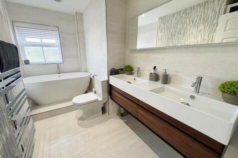 10. bathroom.jpg
