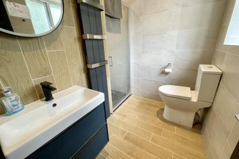 7. ensuite.jpg