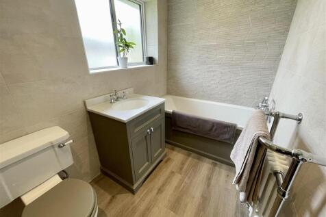 10. bathroom.jpg