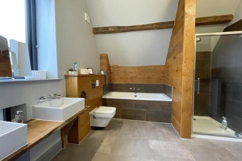 Bathroom upstairs b.jpg