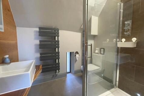 Bed 2 ensuite.jpg