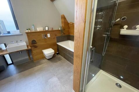 Bathroom upstairs.jpg