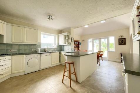 Kitchen breakfast room.jpg