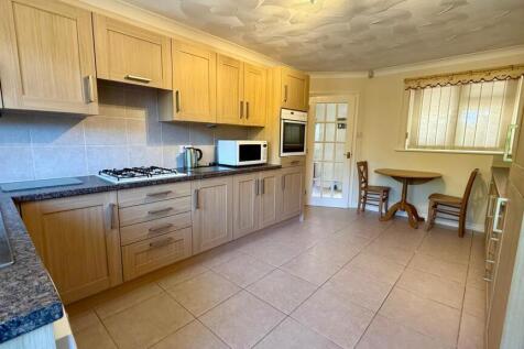 3 Kitchen.jpg