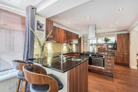 4 Kitchen.jpg
