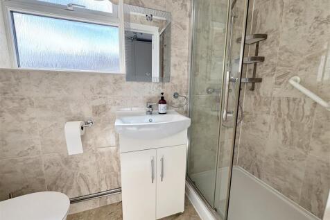 7. ensuite.jpg