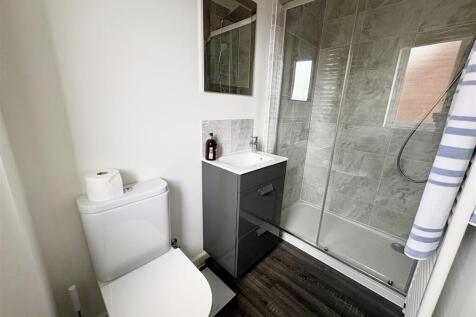 7. ensuite.jpg