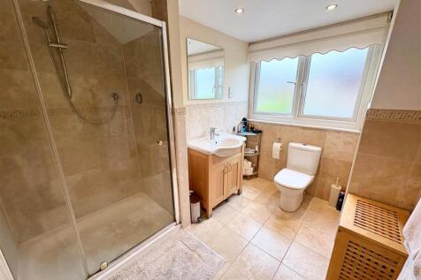 7. ensuite.jpg