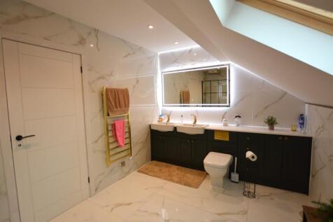 Master Ensuite 2.JPG