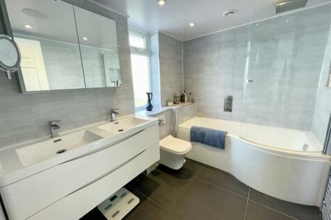 6. ensuite.jpg